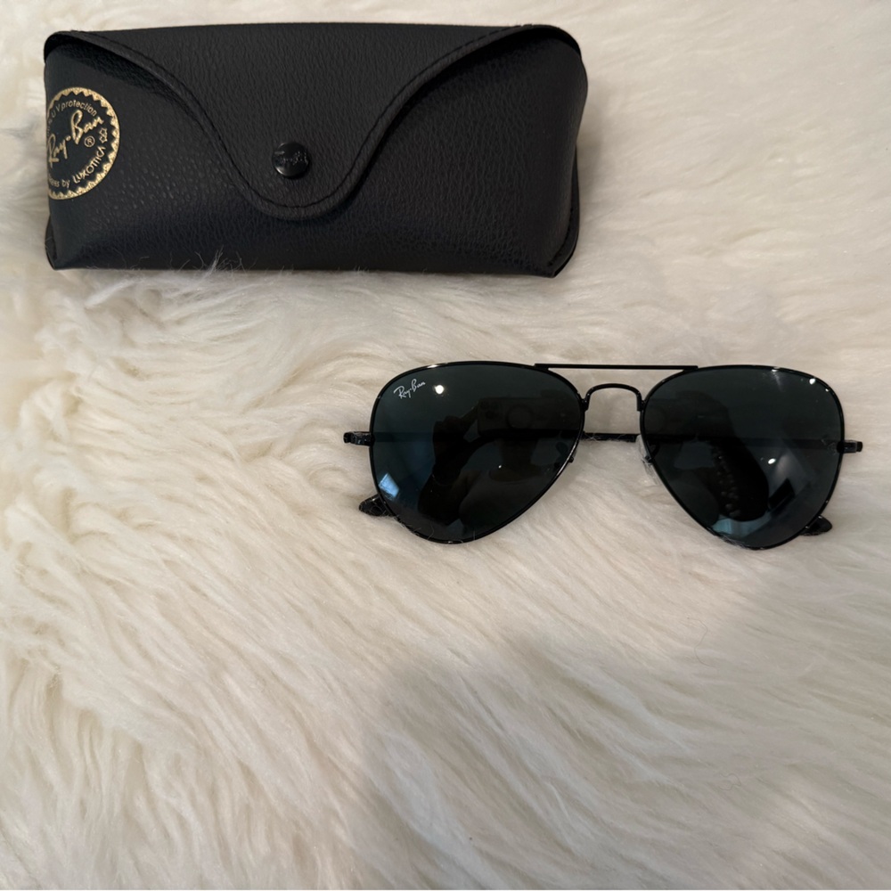 Ray-Ban Black Aviator Sunglasses with Metal Frame
